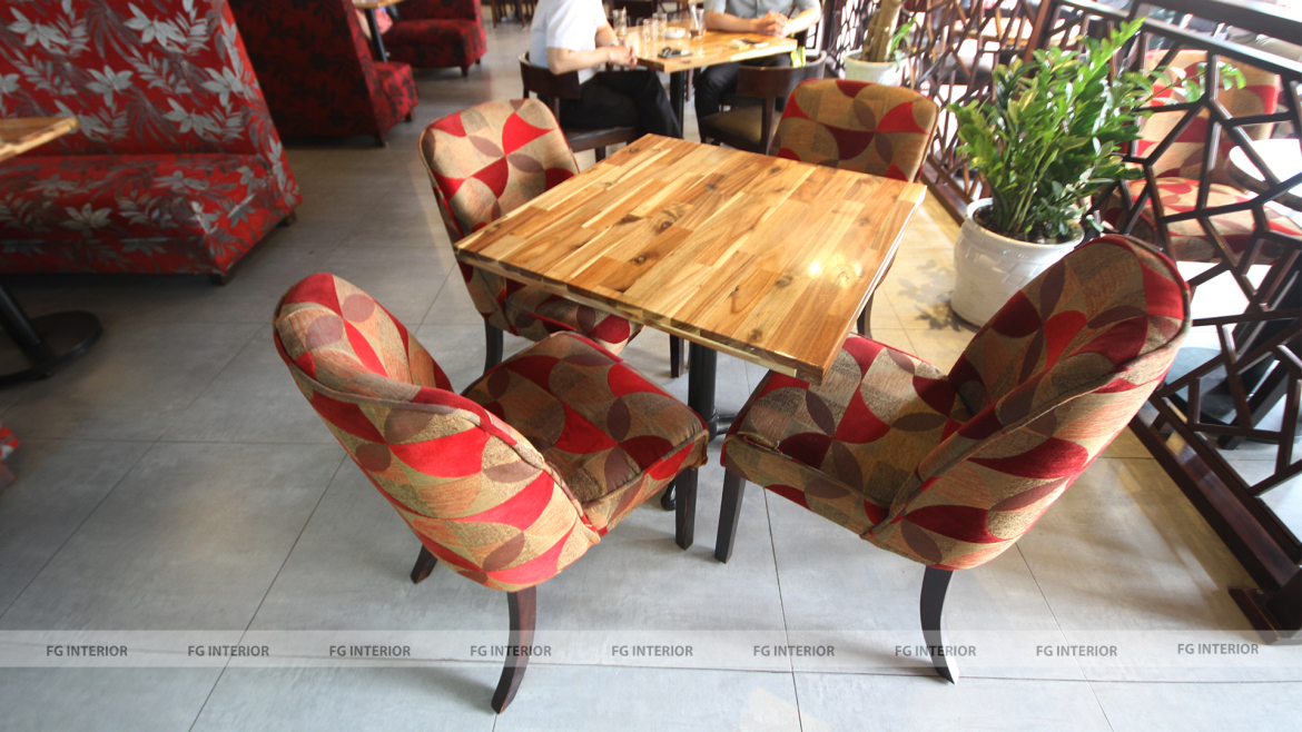 Holla cafe - Thong thả thưởng thức cafe và ngắm cảnh phố phường nhộn nhịp